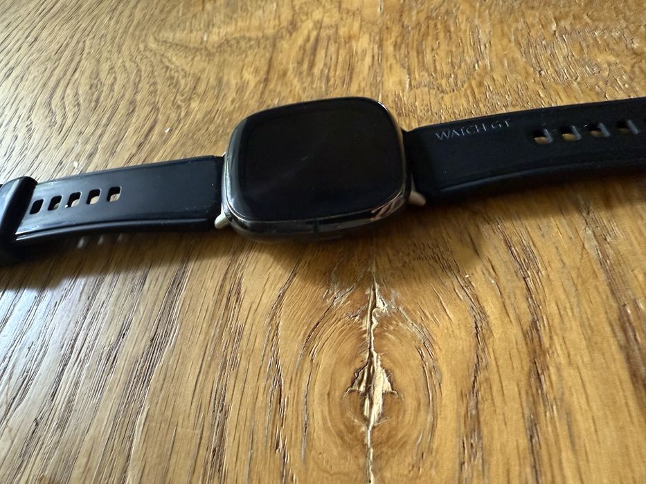 Часовник fitbit sense