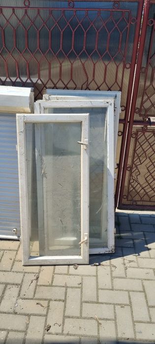 Vând pachet materiale folosite din renovare,. Uși , geamuri și  rolete de geam.