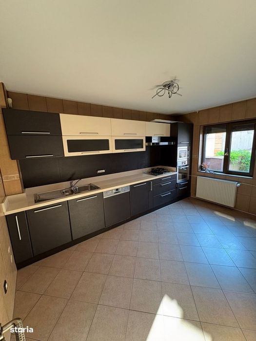 Vilă Duplex Impresionantă | 420 Mp | 12 Camere | Garaj Dublu