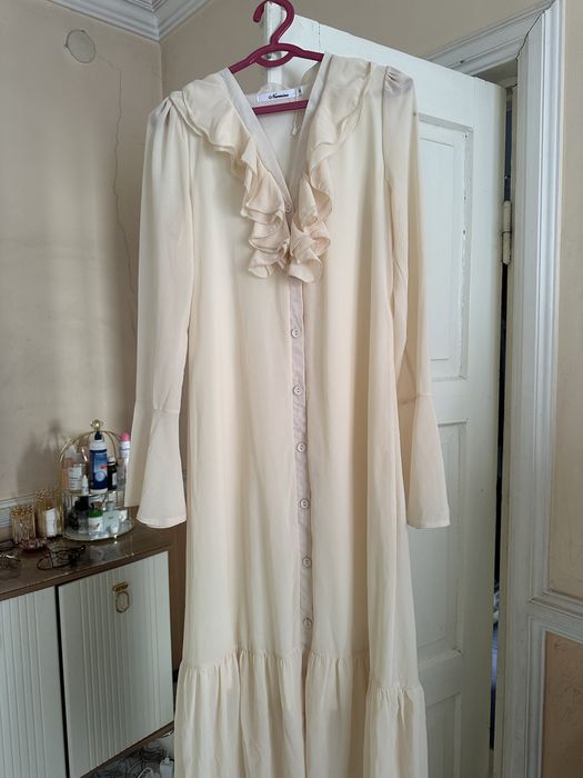 Бежевое платье