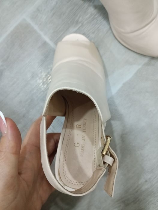 Босоножки 37 размер бежевый