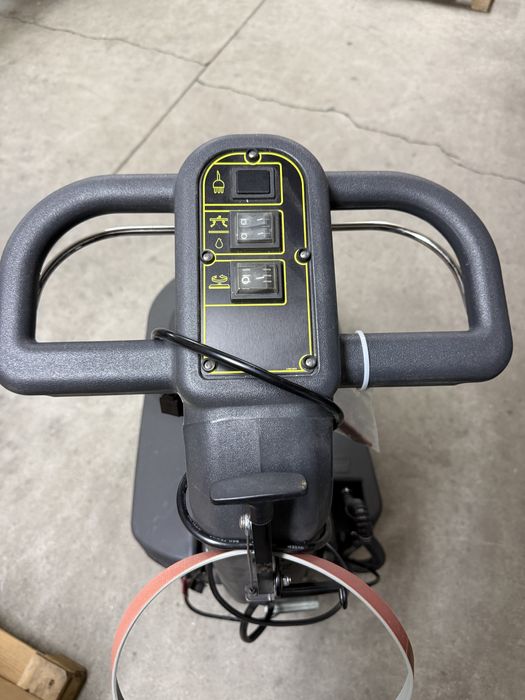 Продавам Машина за почистване на подови настилки