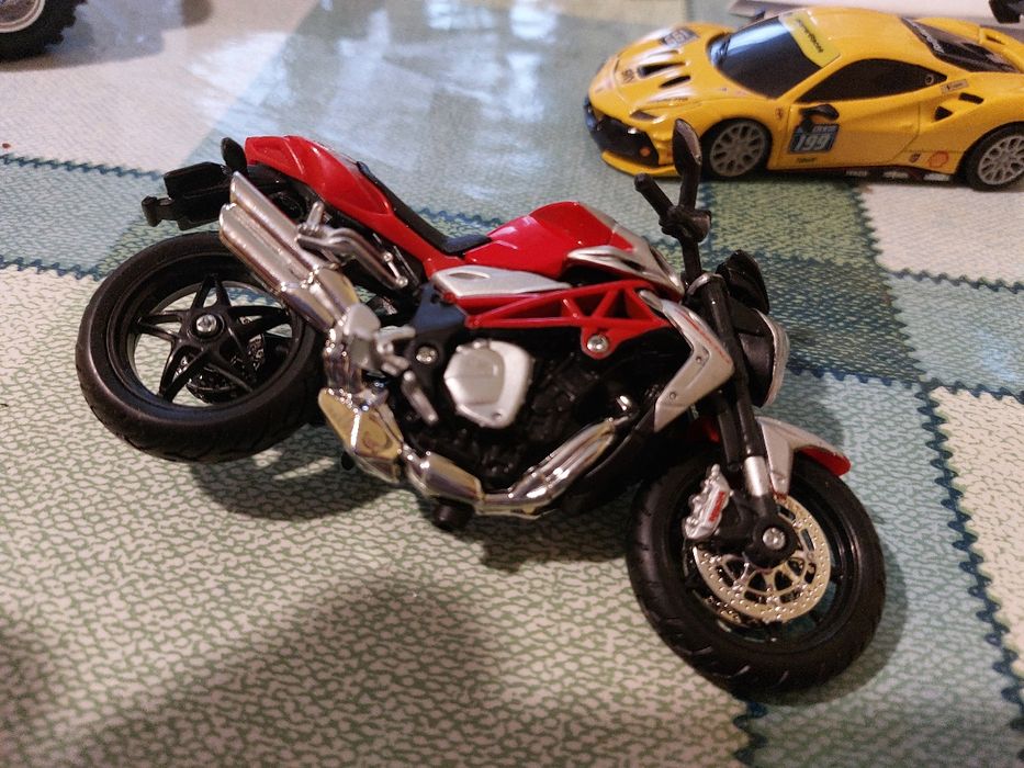 Продавам 4 броя мини колички.