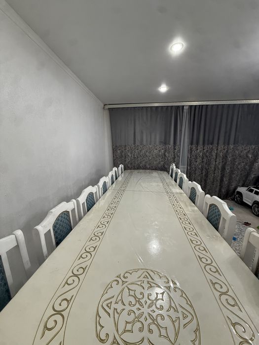 Стол с 20 стулами