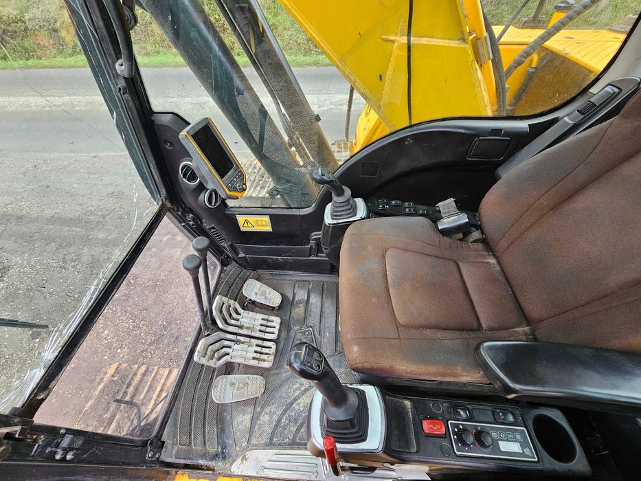 SCHIMB De vanzare excavator JCB JS220 LC