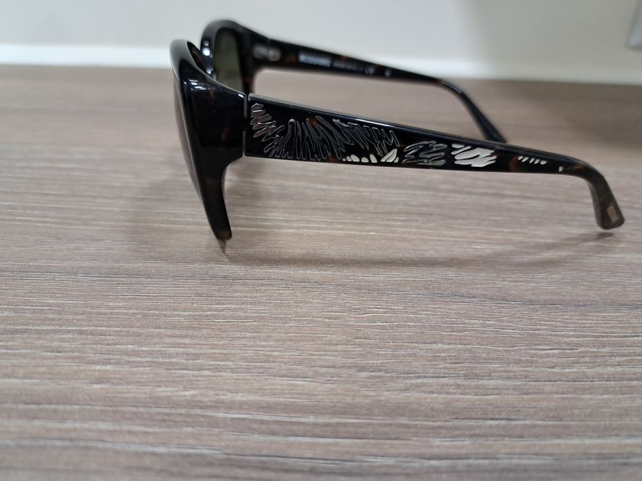 Продавам дамски маркови слънчеви очила!