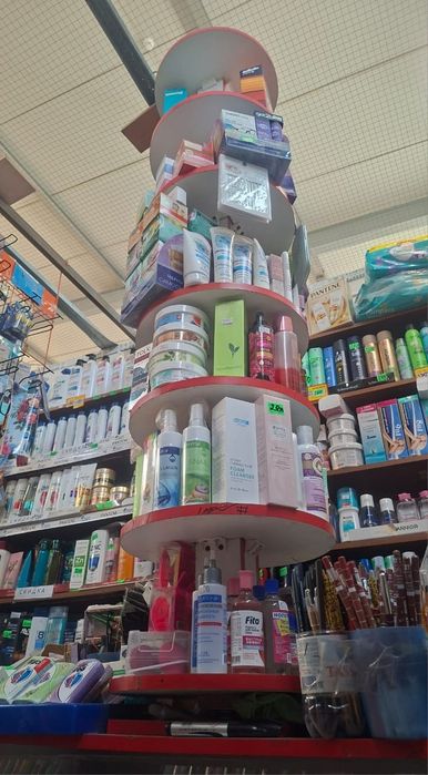Витринные полки в хорошем состоянии