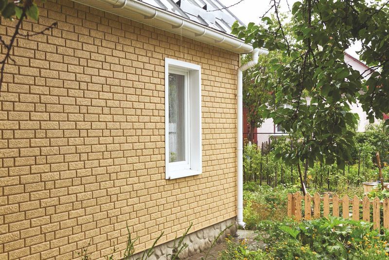 Облицовка дома под Кирпич. Водосток, софиты, гибкая черепица.