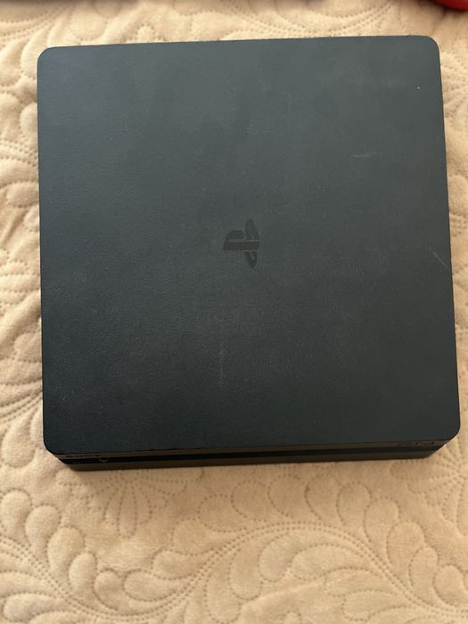 Vand ps 4 cu 2 manete si 2 jocuri