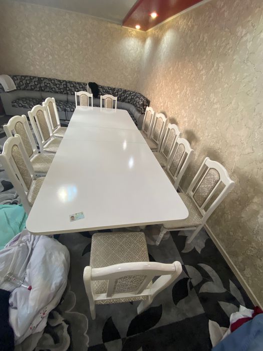 Стол с 12 стульями