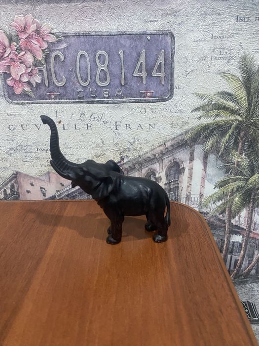 Продам статуэтку слоненка