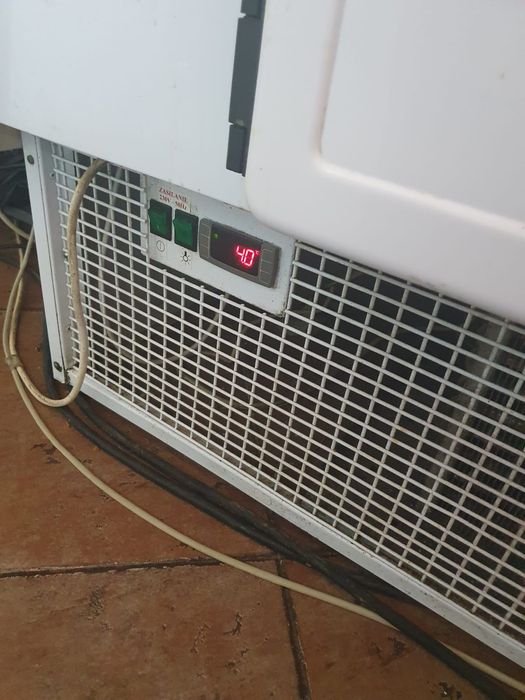 Vând vitrine frigorifice Igloo