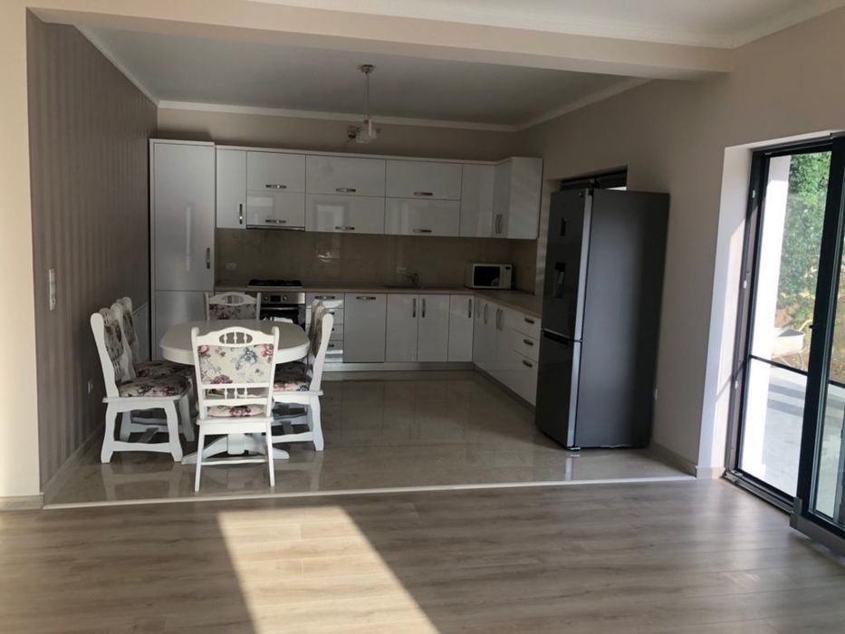 Inchiriez apartament la casa, in suprafata de 135 mp util
