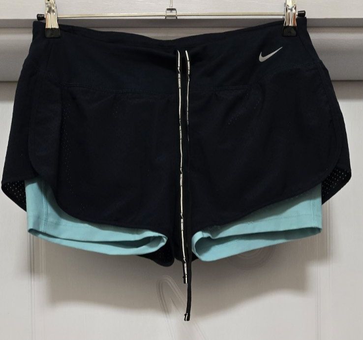 Нови.  Дамски оригинални къси панталонки със клинче.  Nike DRI FIT RUNING