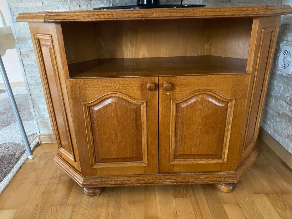 Vand comoda din lemn masiv.