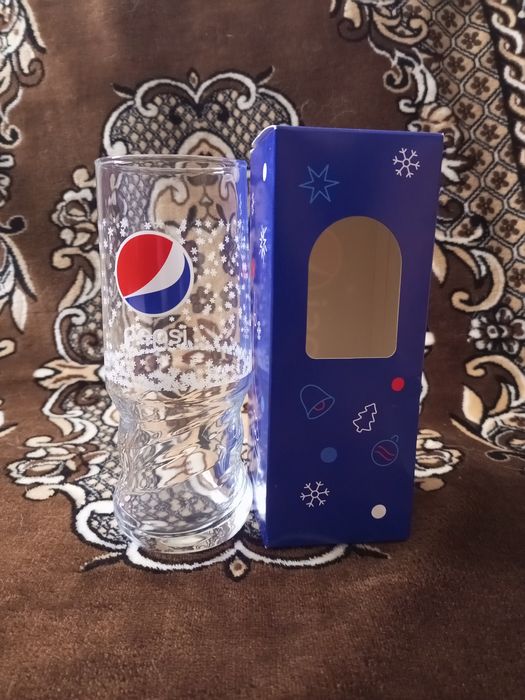 Секлянный стакан с логотипом Pepsi.