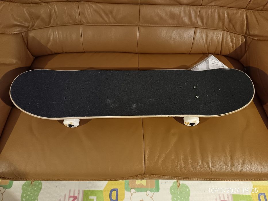 Skateboard nou  cu eticheta