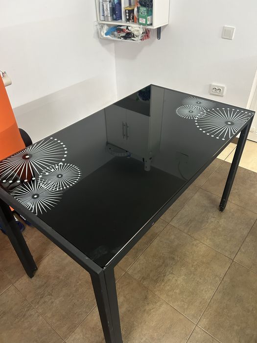 masă de bucătărie cu blat de sticlă