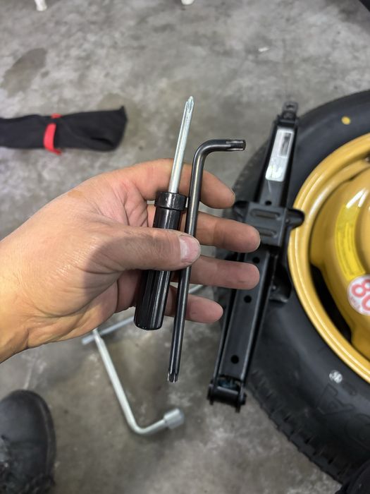 патерица/резервна гума/крик ключ  за Honda CR-V 3генерация