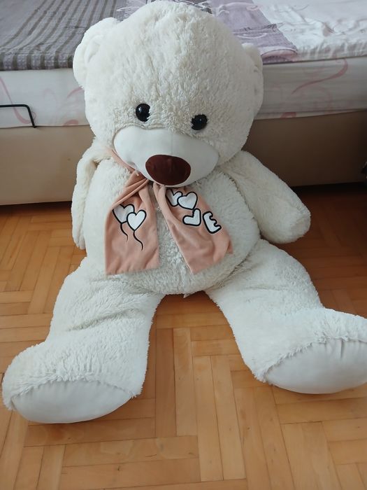 Огромен бял плюшен мечок