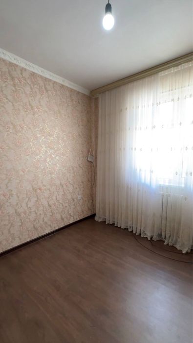 Сотилади 3 хонали квартира Янги Бозорда