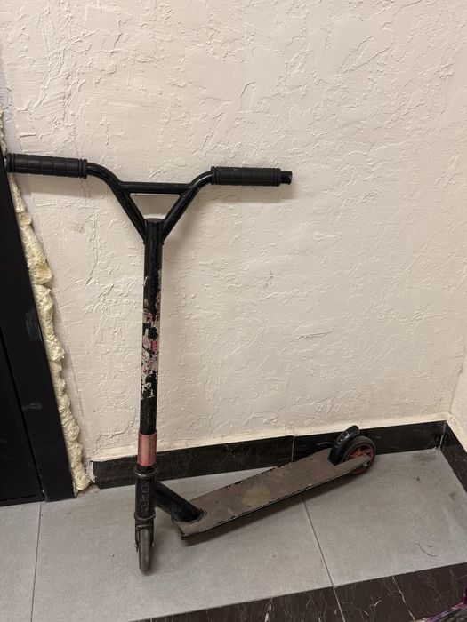 Самокат железный (трюковой).