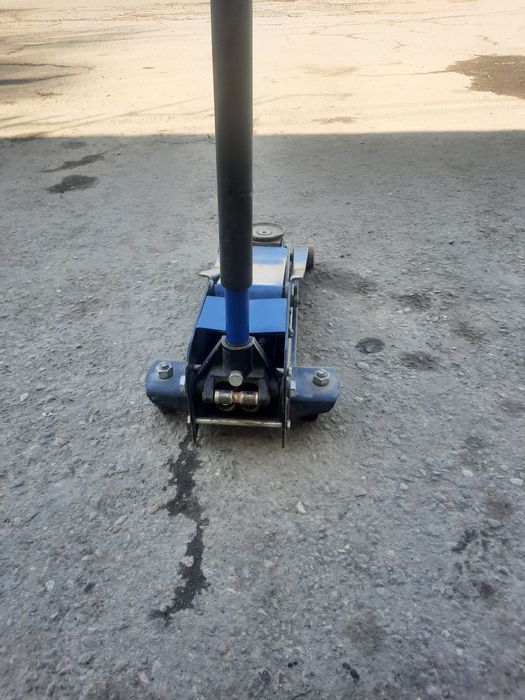 Домкрат новый 3-тонник