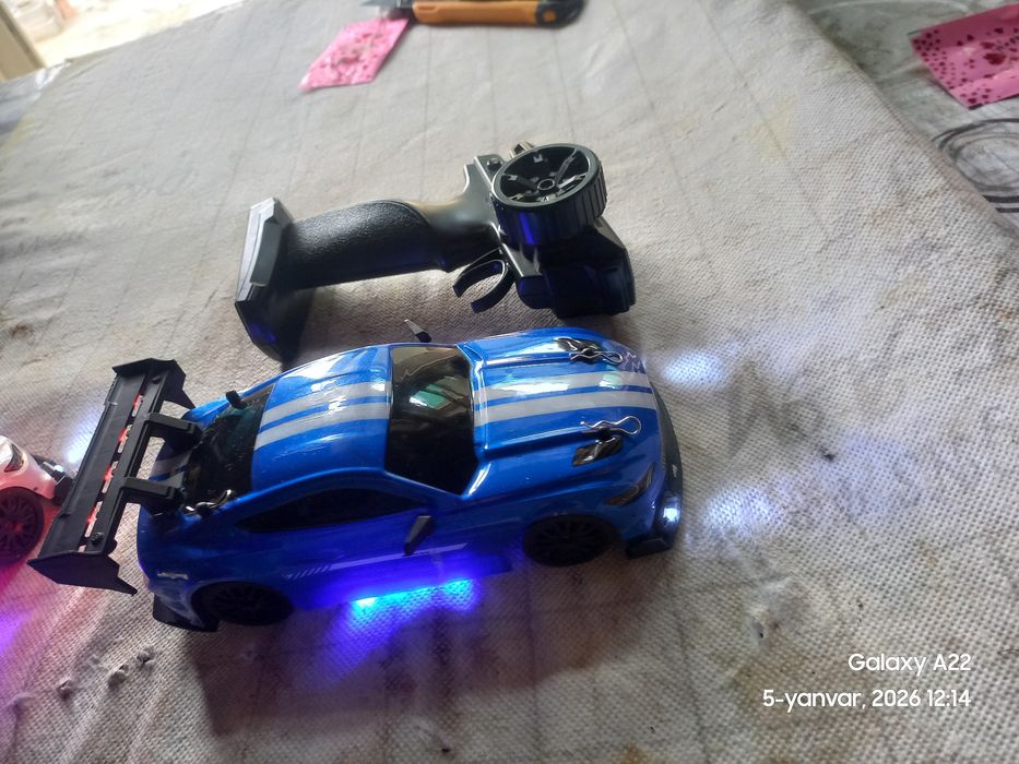 Sotiladi ikkta masofadan boshqariladigan mashina batarekalari bilan.