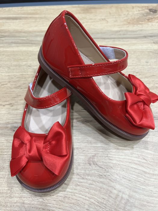 Бяла блуза, червена пола, червени обувки 3-4г