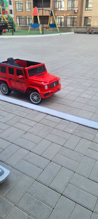 Продам машина для детей электронный есть пульт