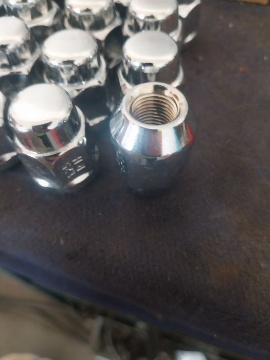 Vând piulițe Jante aliaj/tabla Nissan