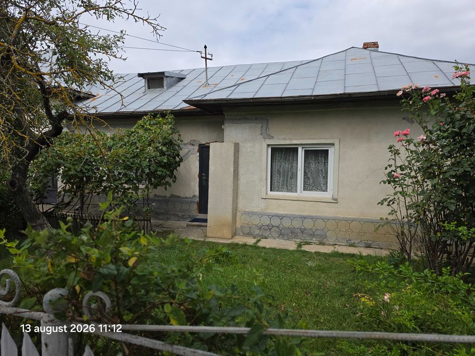 Vând casă bătrânească