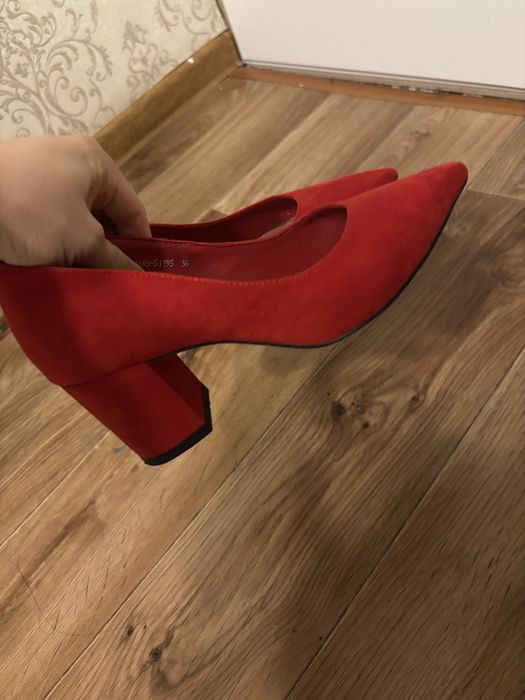 Модные красные  туфли