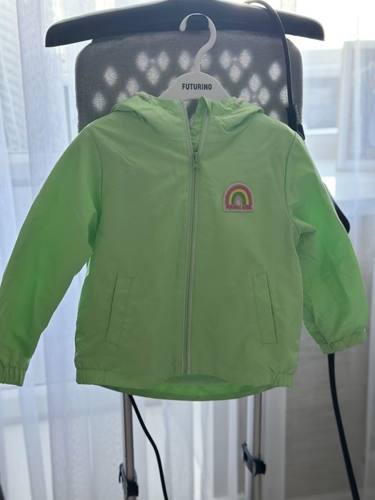 Продам детскую ветровку на девочку