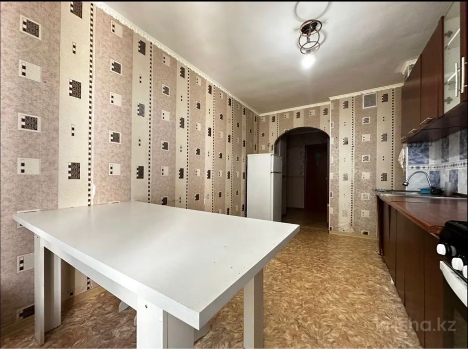 Продам кухонный стол стулья