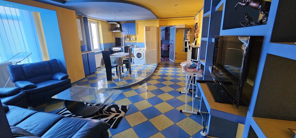 Vând apartament centru