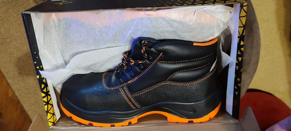 Работни обувки с бомбе