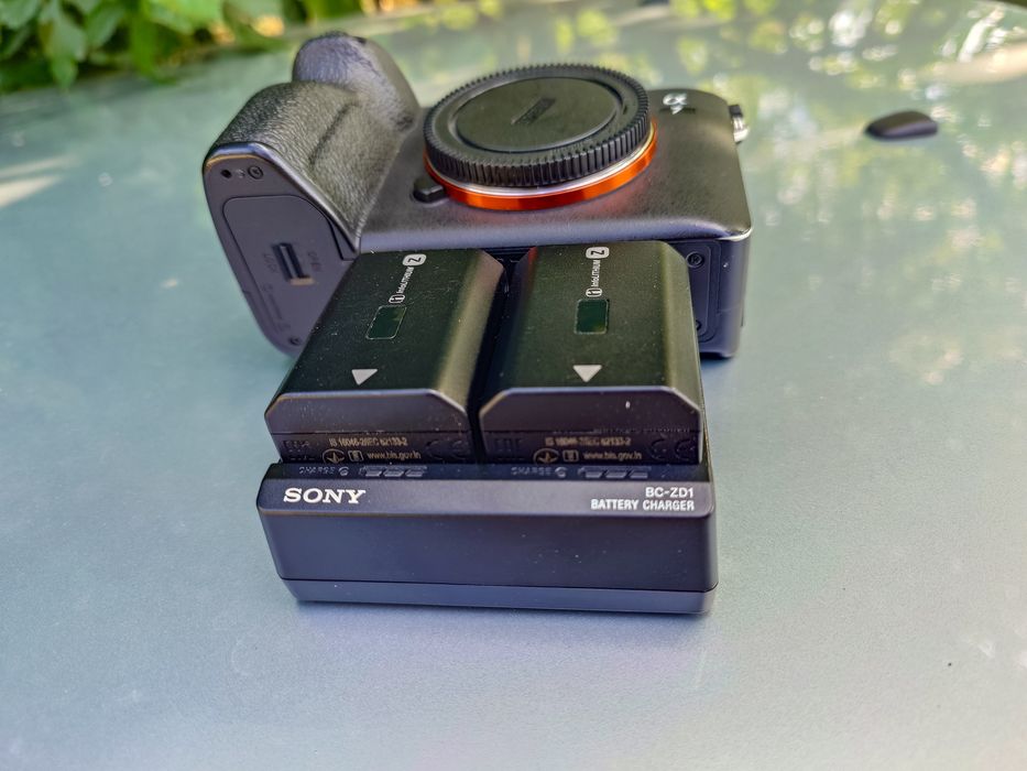 Sony a7IV фотоапарат, с батерии и зарядни