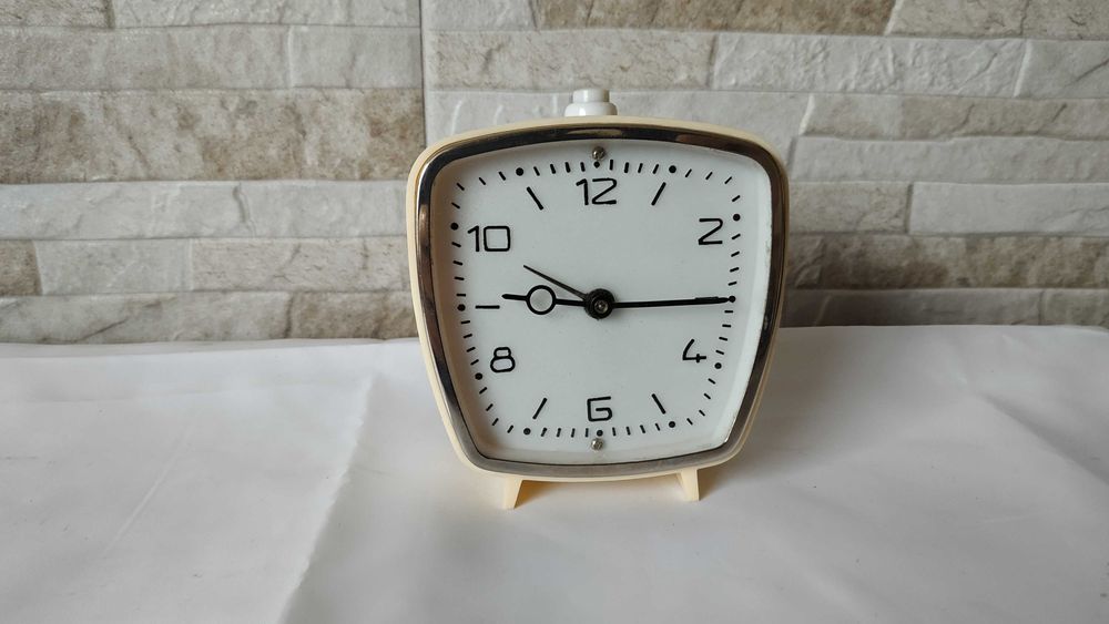 Стар часовник / будилник -Victoria 4 Rubine -Made in Romania - 1970г.