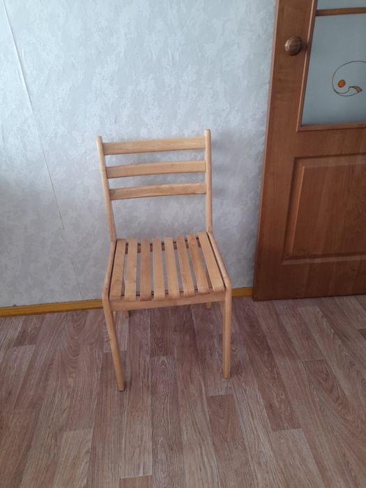 Продам стол с 4 стульями