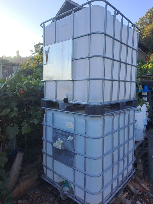 Бидони от Един Тон