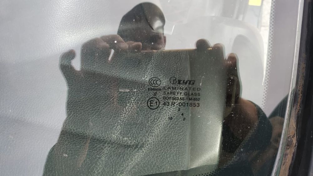 Лобовое стекло на Lexus IS