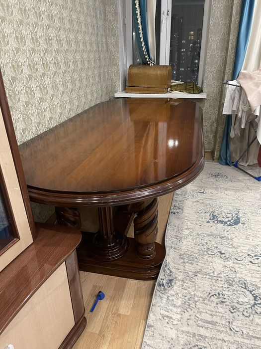 Продам стол деревянный лакированный