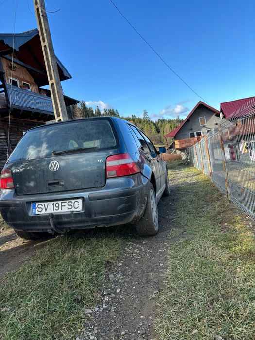 Vând sau schimb golf 4