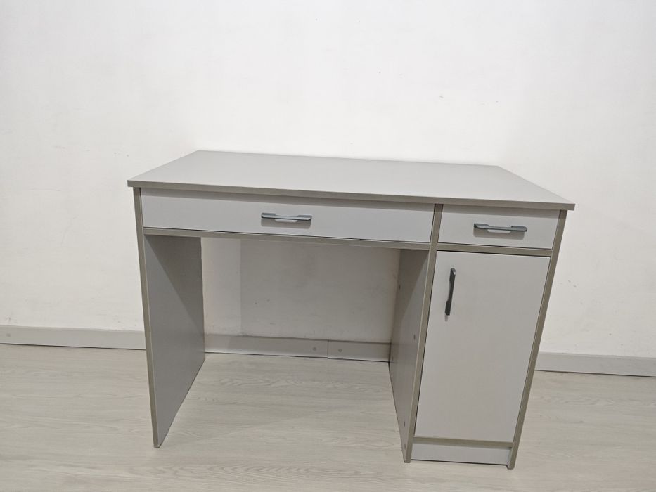 Письменный стол.