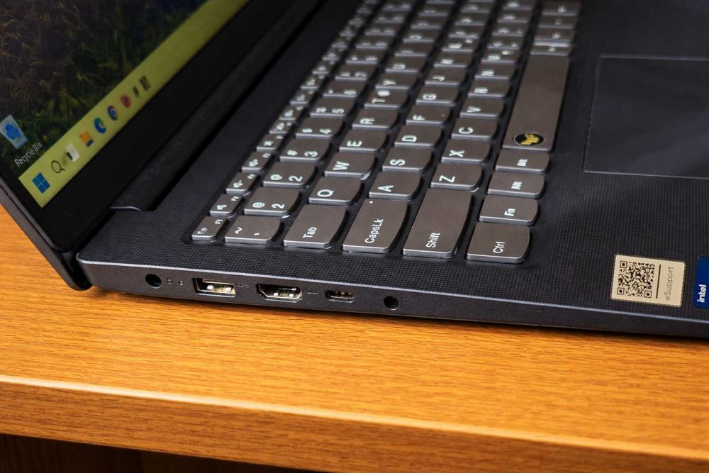 Продавам Lenovo IdeaPad V15 G3 IAP/i5-1235U/16GB RAM/512GB NVMe + 1TB SATA3