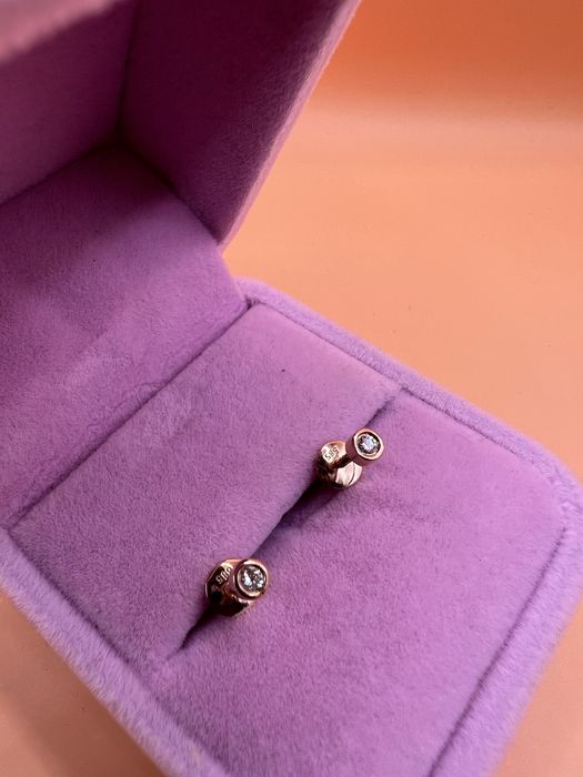 Продам золотые серьги - гвоздики.