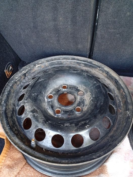 Vând set jante tablă. Dimensiuni 195/65 R15