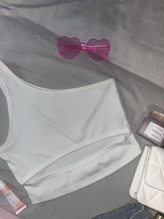 Top alb asimetric decupat