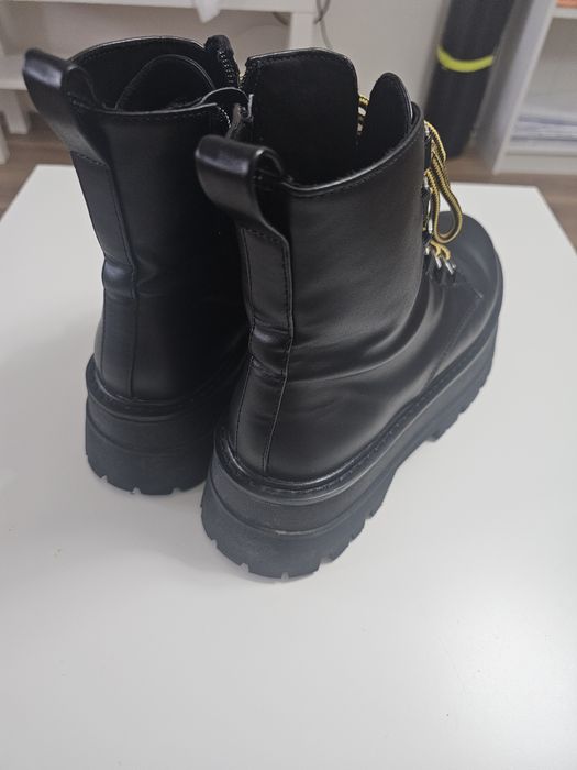 Bocanci Pull&bear marimea 41, ca noi